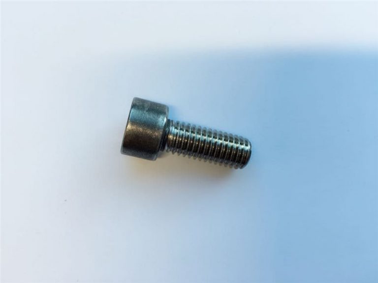 vijak na glavi utičnice